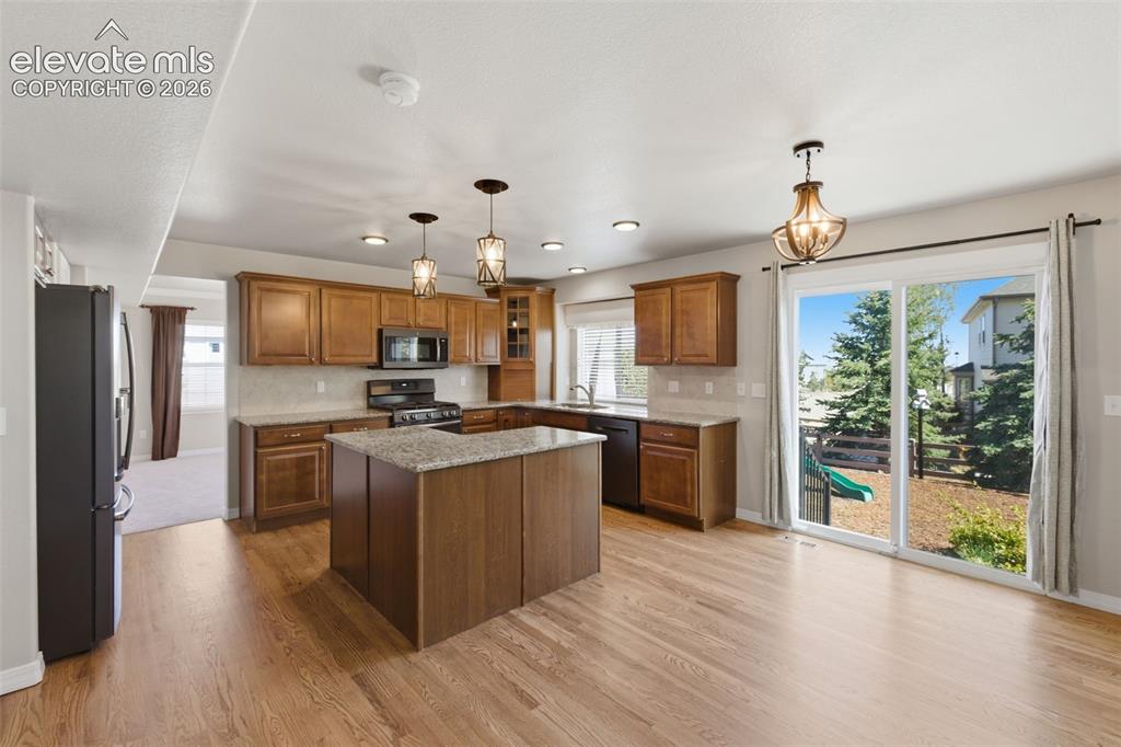 Image 16 of 46: Kitchen