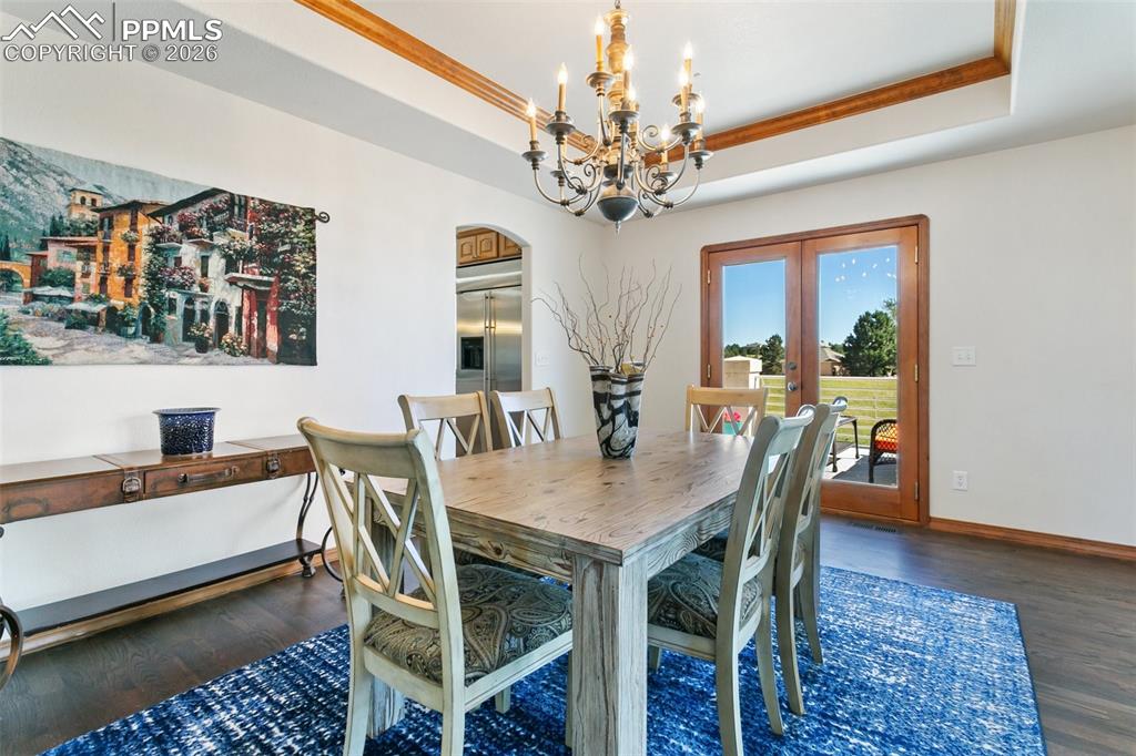 Image 11 of 45: Dining Area