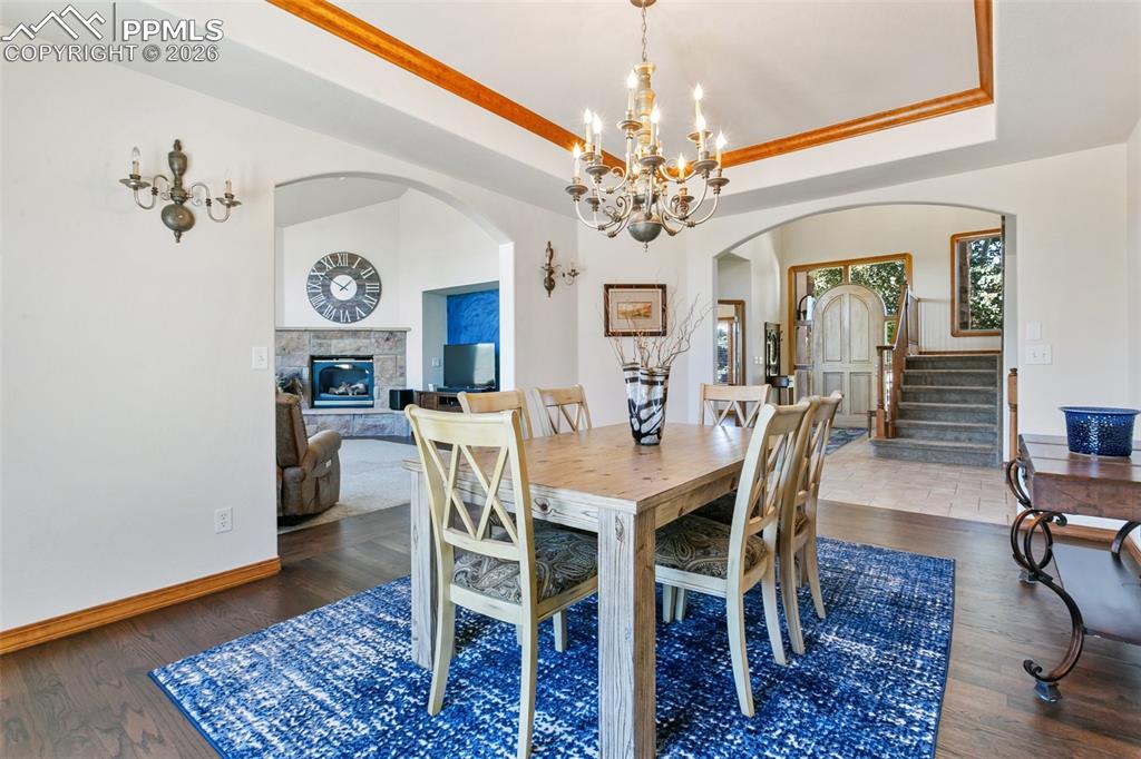 Image 12 of 45: Dining Area