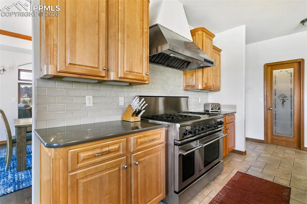 Image 14 of 45: Kitchen