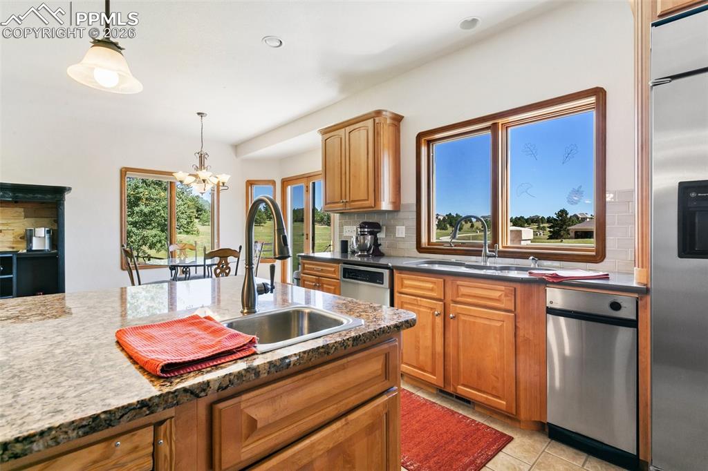 Image 15 of 45: Kitchen