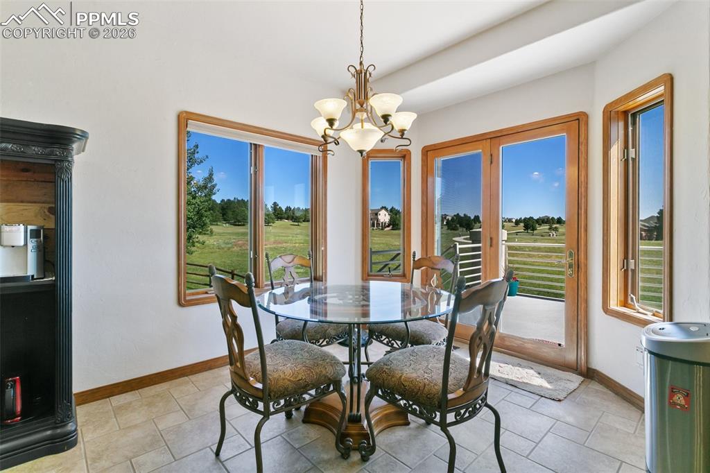 Image 17 of 45: Dining Area