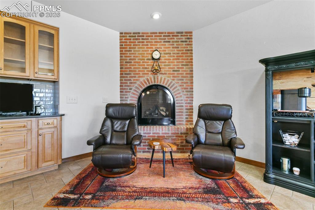 Image 18 of 45: Sitting Room