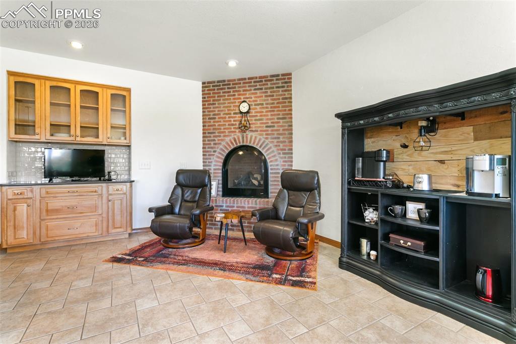 Image 19 of 45: Sitting Room