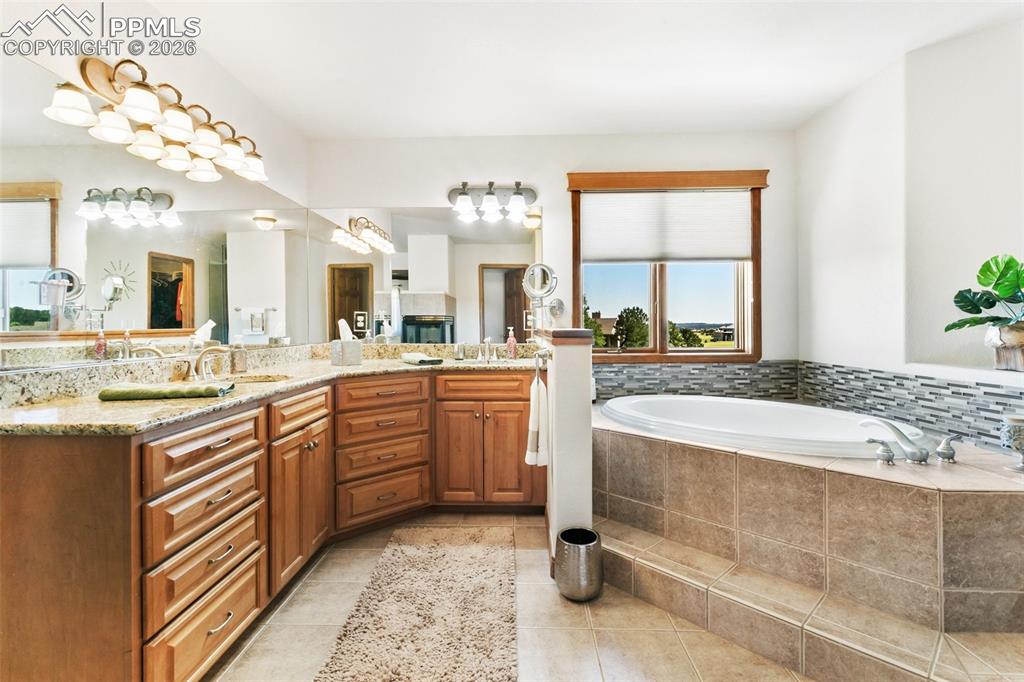 Image 24 of 45: Bathroom