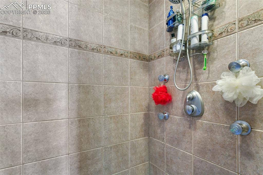 Image 25 of 45: Bathroom