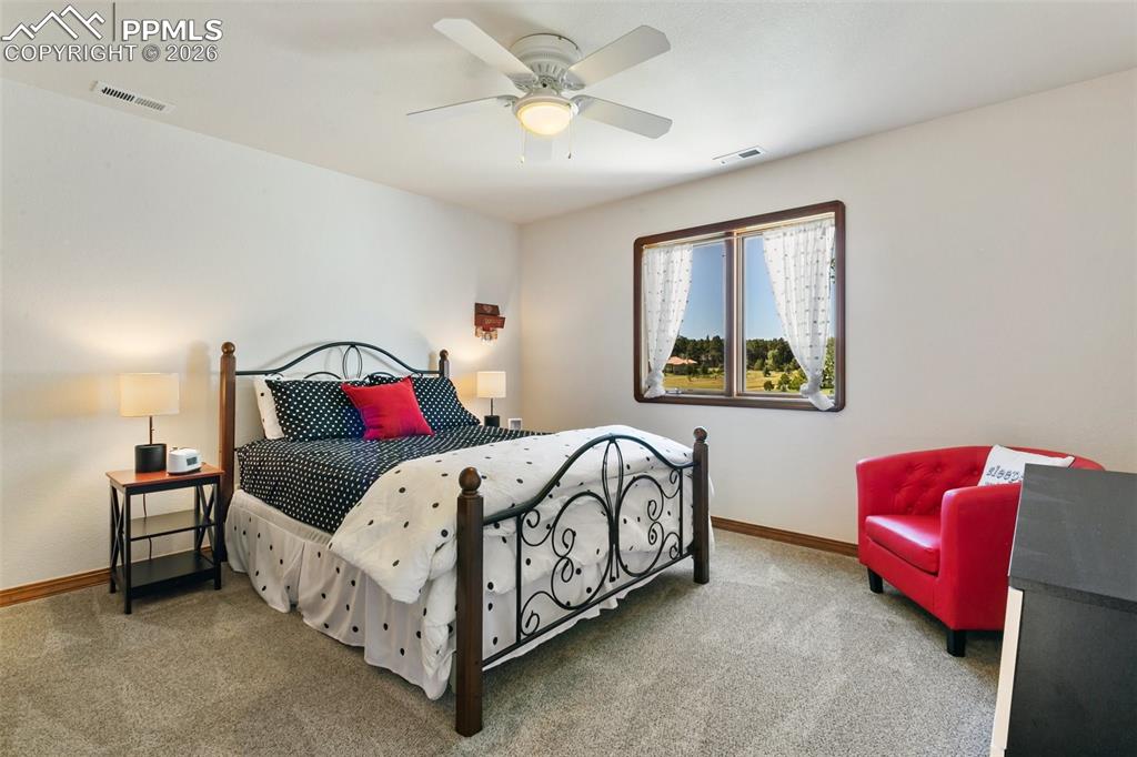 Image 26 of 45: Bedroom