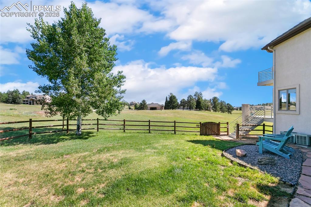 Image 38 of 45: Yard