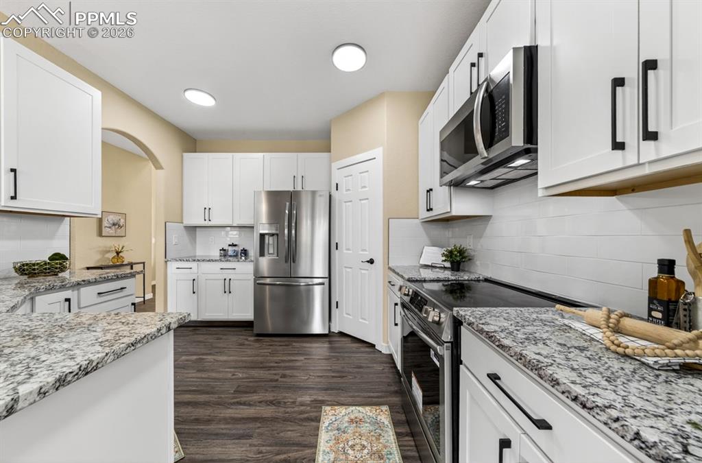 Image 14 of 41: Kitchen