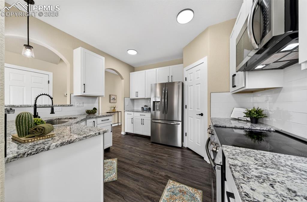 Image 15 of 41: Kitchen