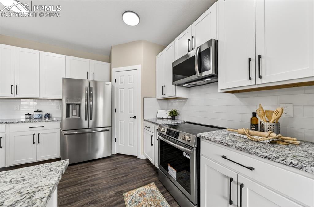 Image 16 of 41: Kitchen
