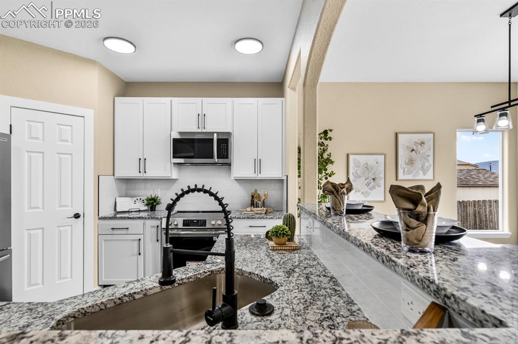 Image 17 of 41: Kitchen