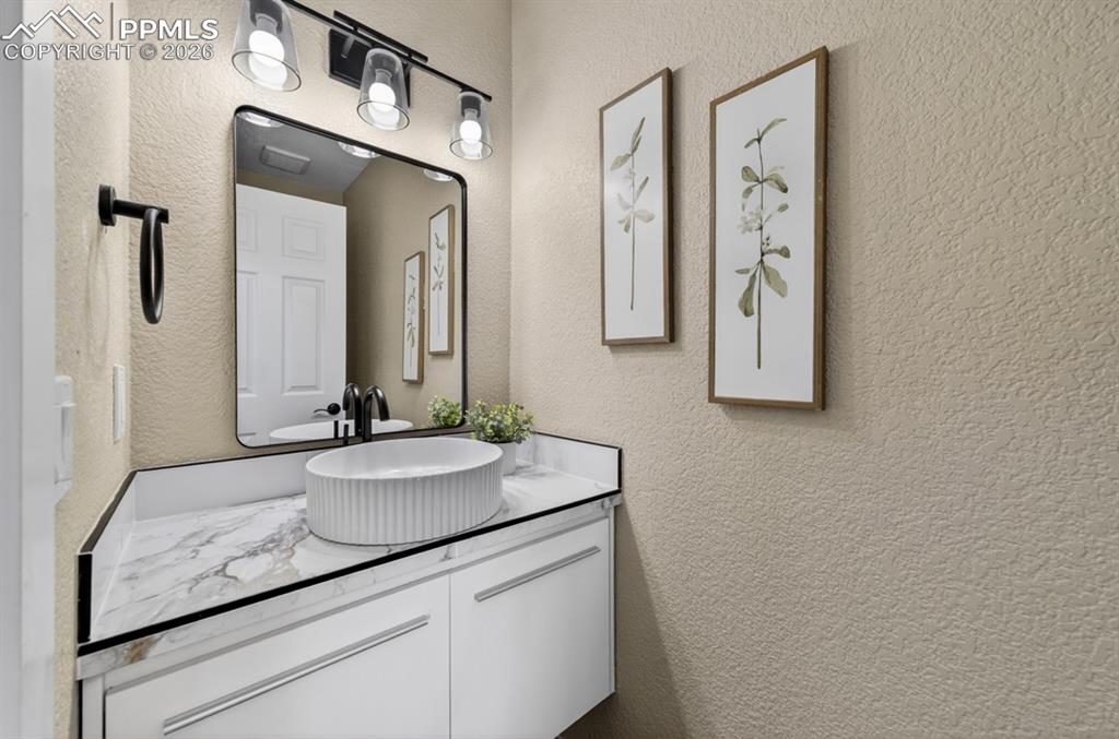 Image 21 of 41: Bathroom