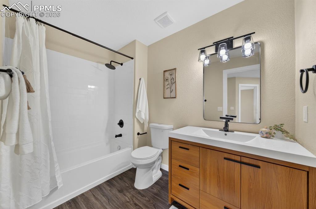 Image 22 of 41: Bathroom