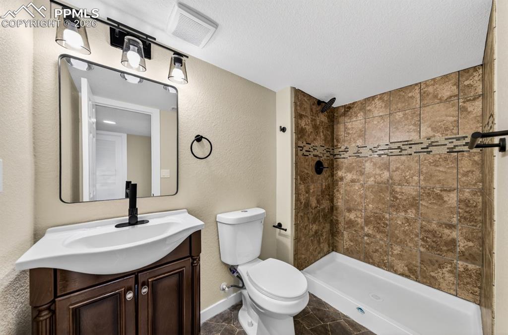 Image 35 of 41: Bathroom