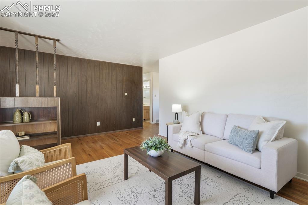 Image 11 of 50: Spacious living area