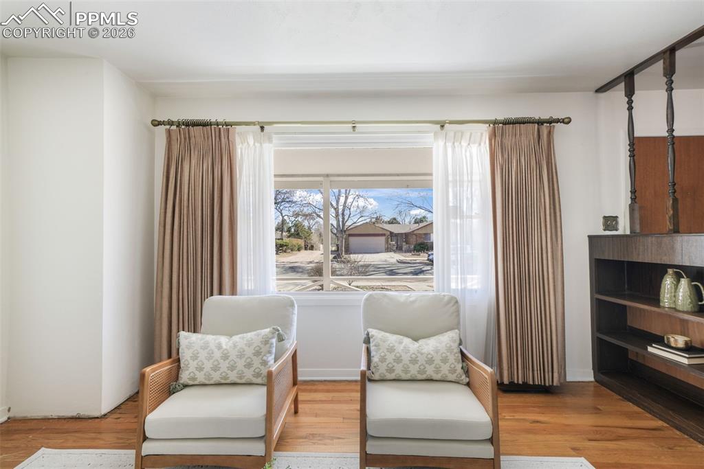 Image 12 of 50: Spacious living area