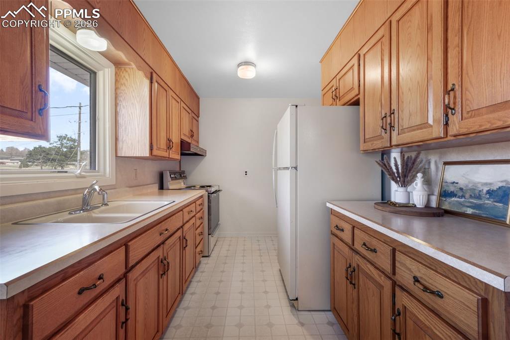 Image 16 of 50: Dining area with natural light