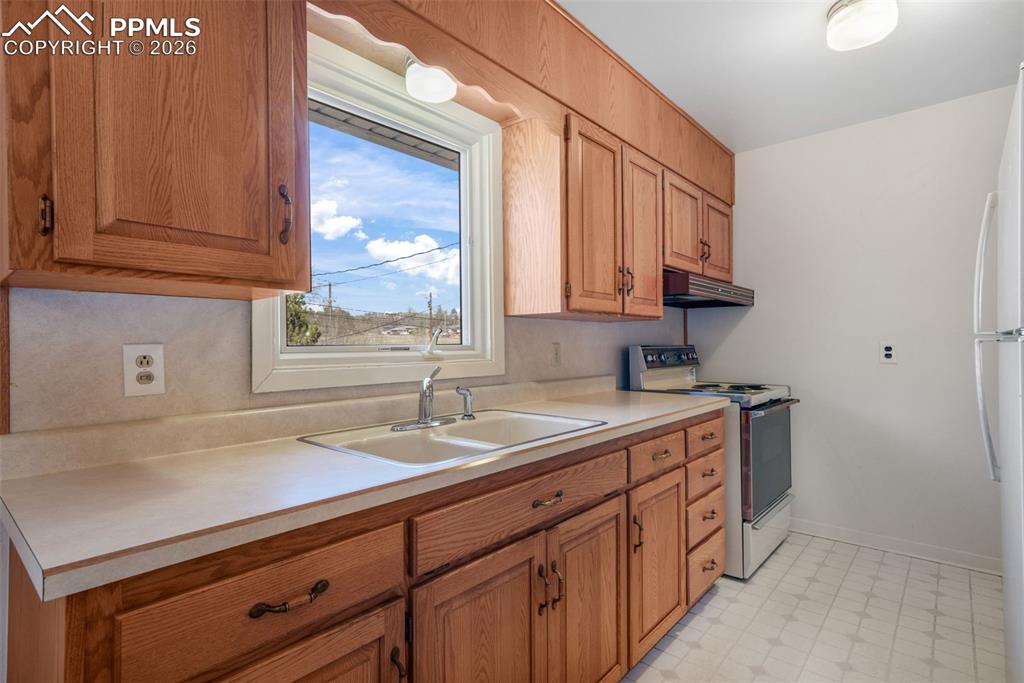 Image 17 of 50: Dining area alternate angle