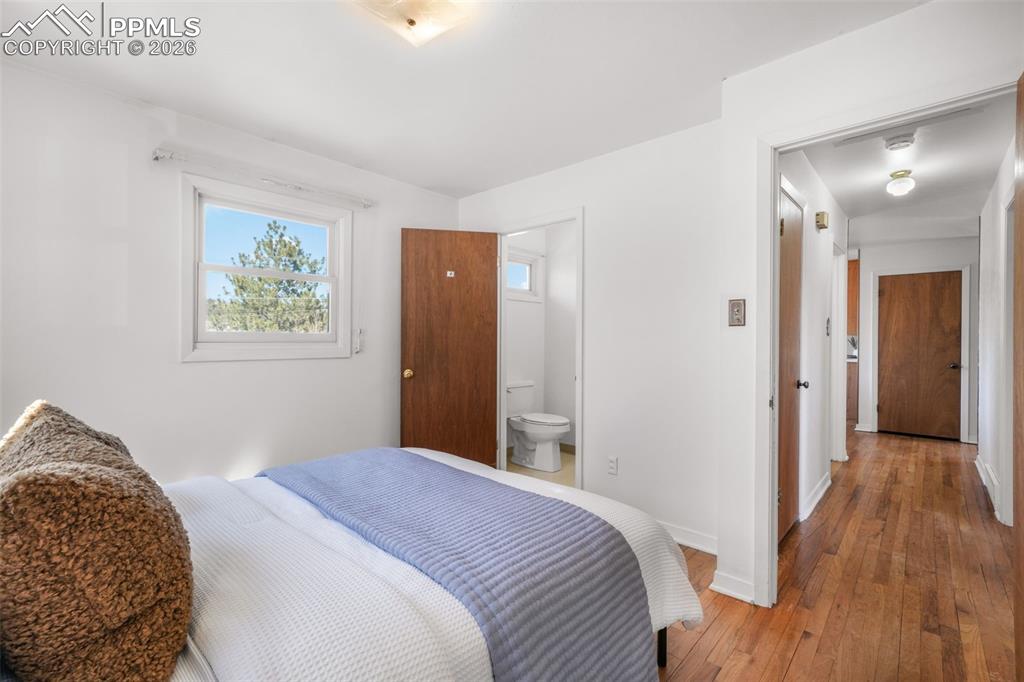 Image 20 of 50: Kitchen alternate angle