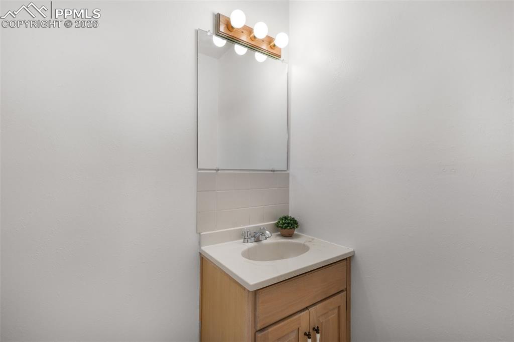 Image 23 of 50: Primary bedroom