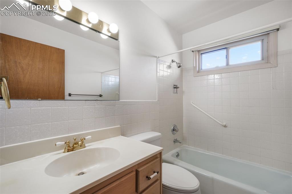 Image 31 of 50: Bedroom three