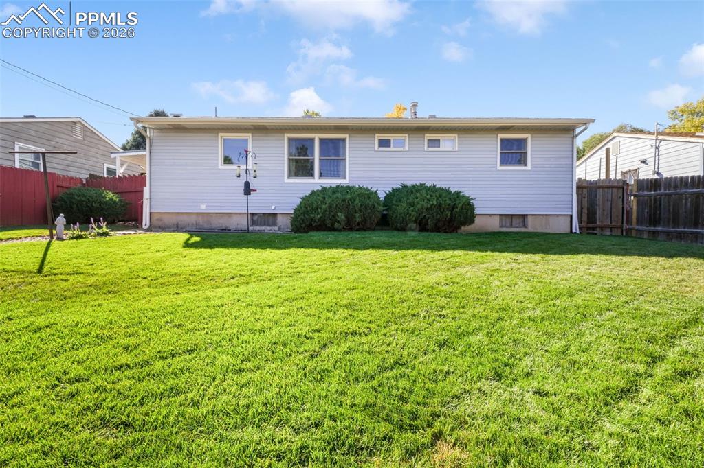 Image 38 of 50: Basement bar area