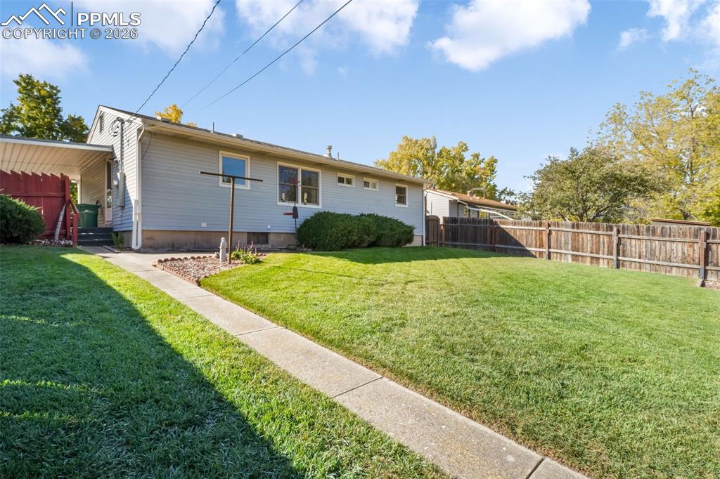 Image 40 of 50: Laundry room