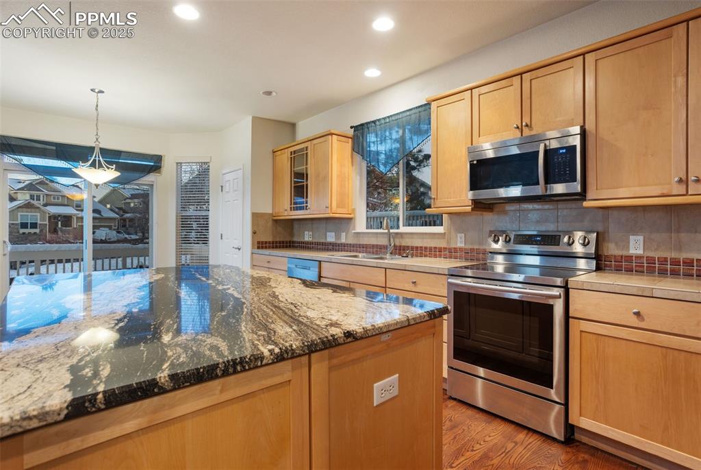 Image 22 of 47: Kitchen