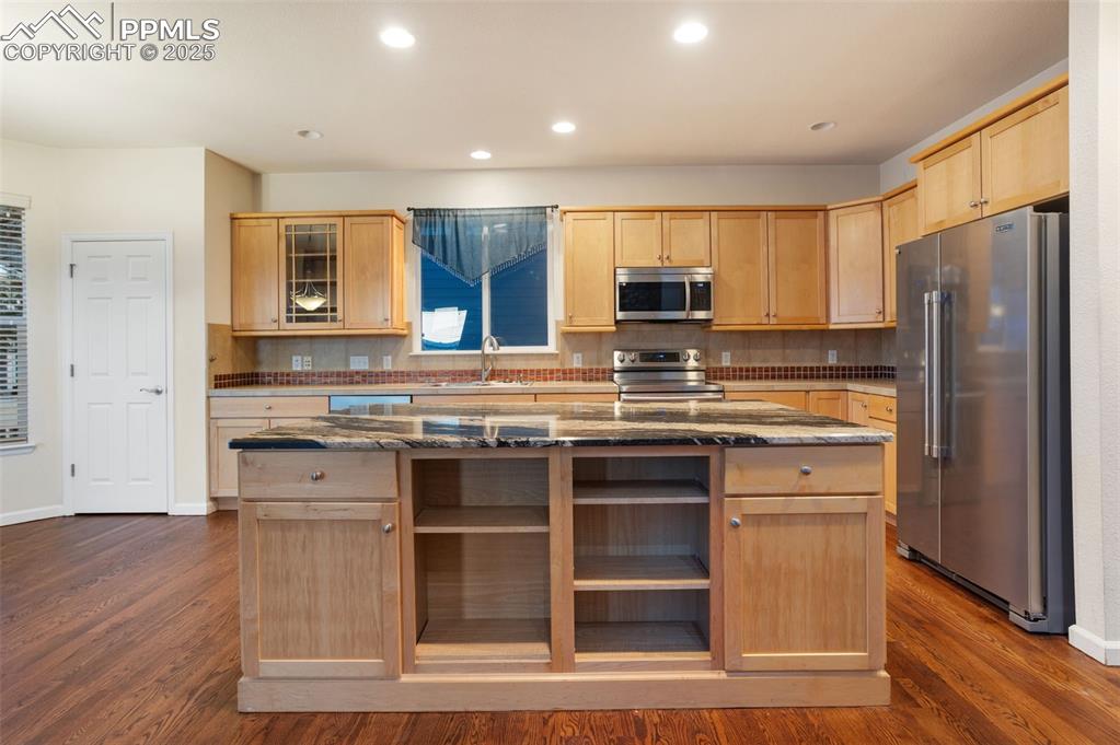 Image 23 of 47: Kitchen