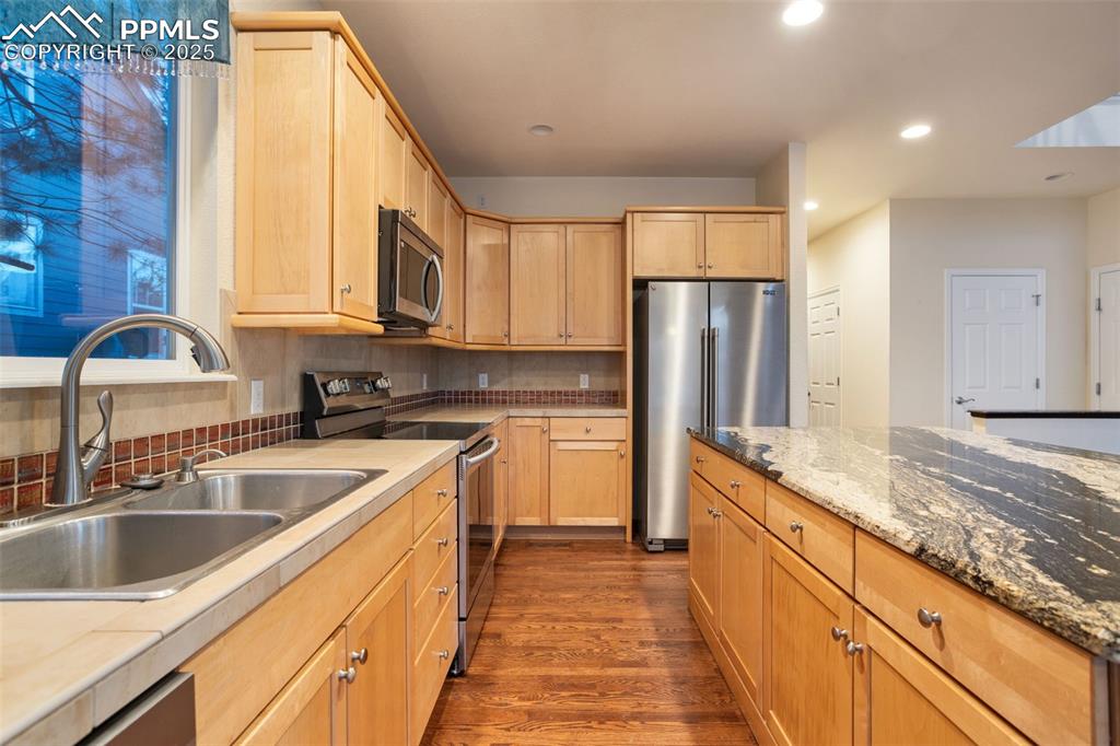 Image 24 of 47: Kitchen