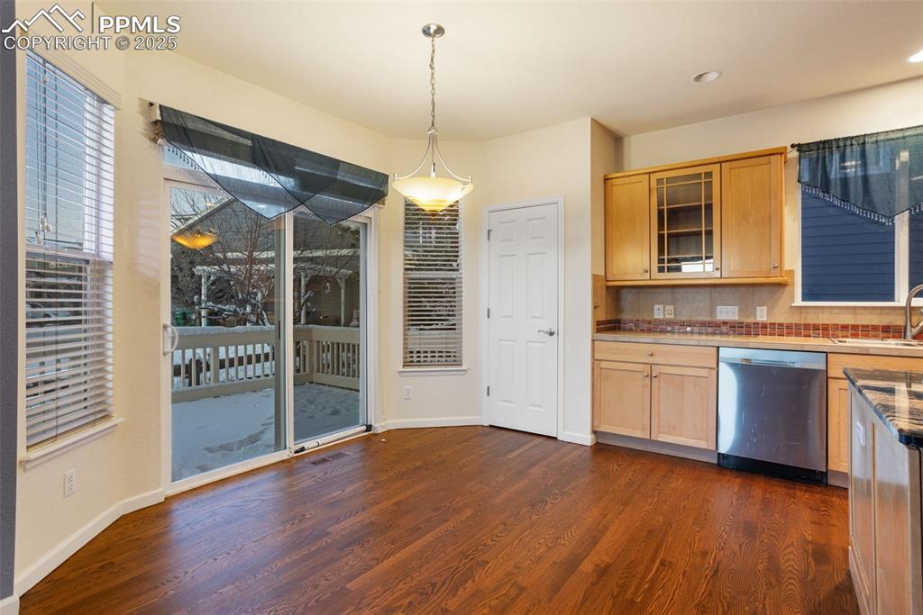 Image 25 of 47: Kitchen