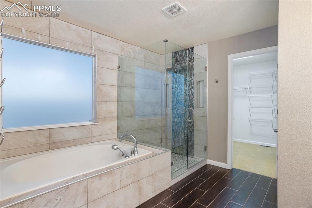 Image 29 of 47: Bathroom