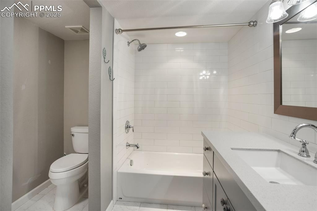 Image 35 of 47: Bathroom