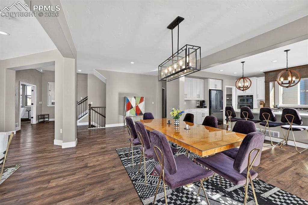 Image 15 of 50: Dining Area