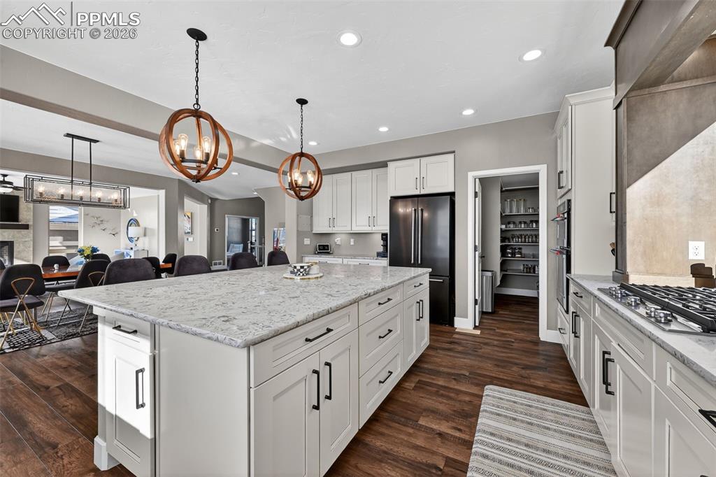 Image 18 of 50: Kitchen