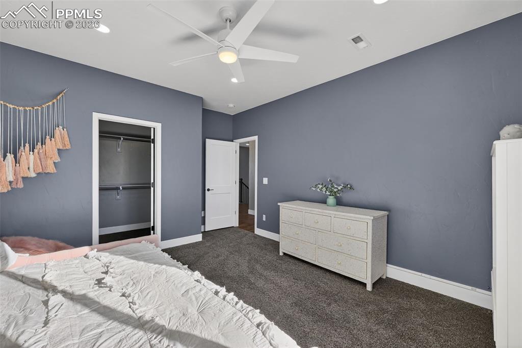 Image 28 of 50: Bedroom