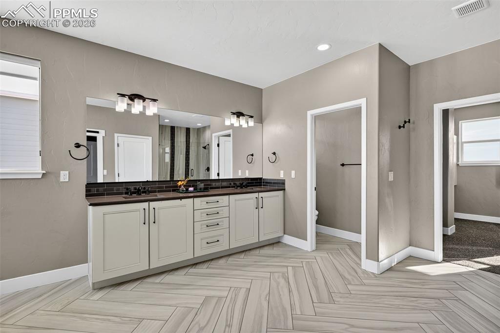 Image 35 of 50: Bathroom