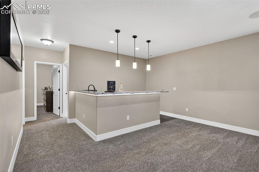 Image 42 of 50: wet bar