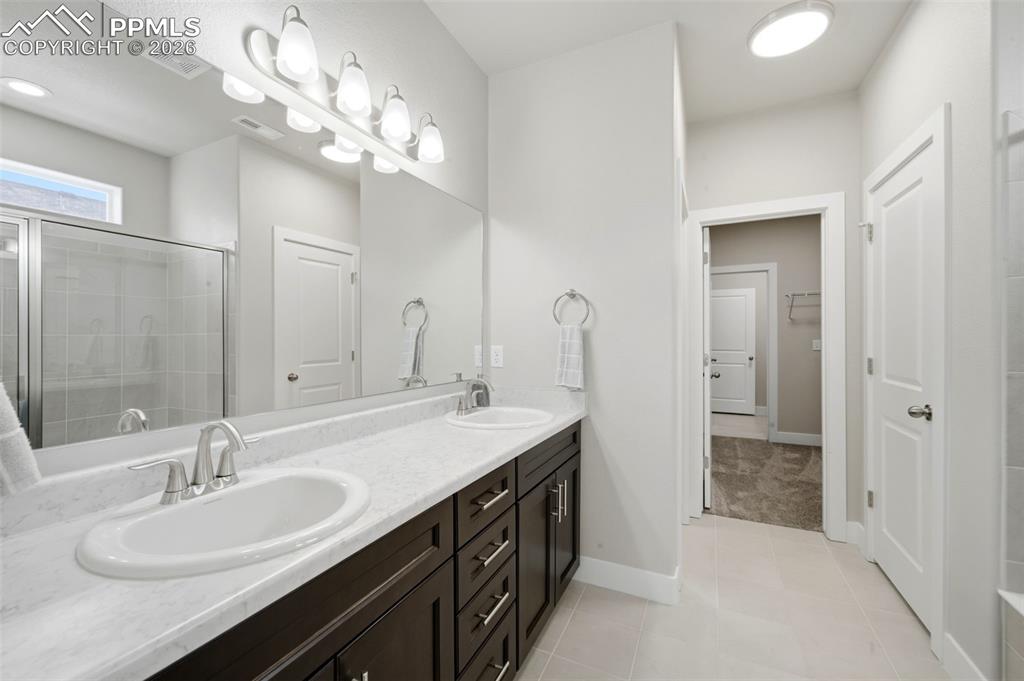 Image 21 of 35: Bathroom