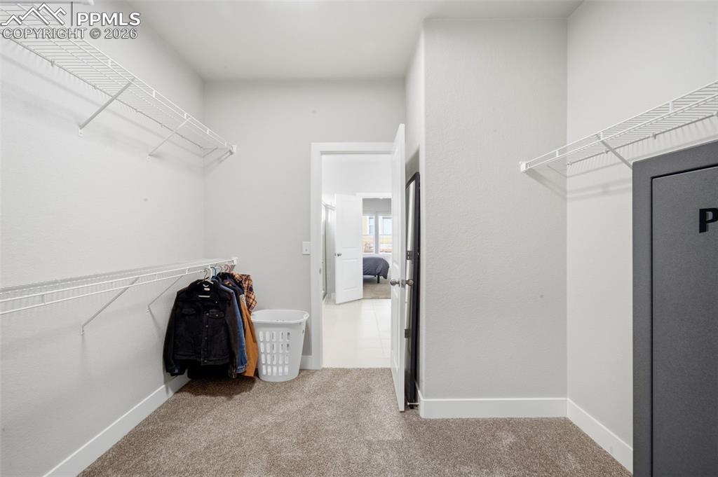 Image 23 of 35: Closet