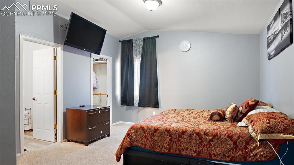 Image 10 of 32: Bedroom