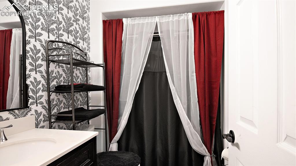 Image 11 of 32: Bathroom