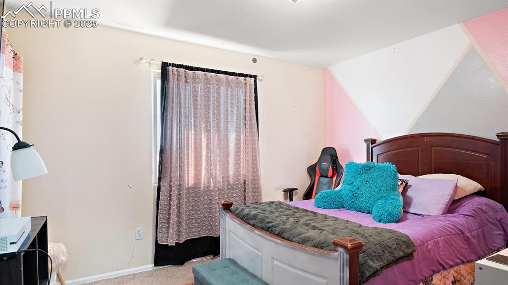 Image 13 of 32: Bedroom