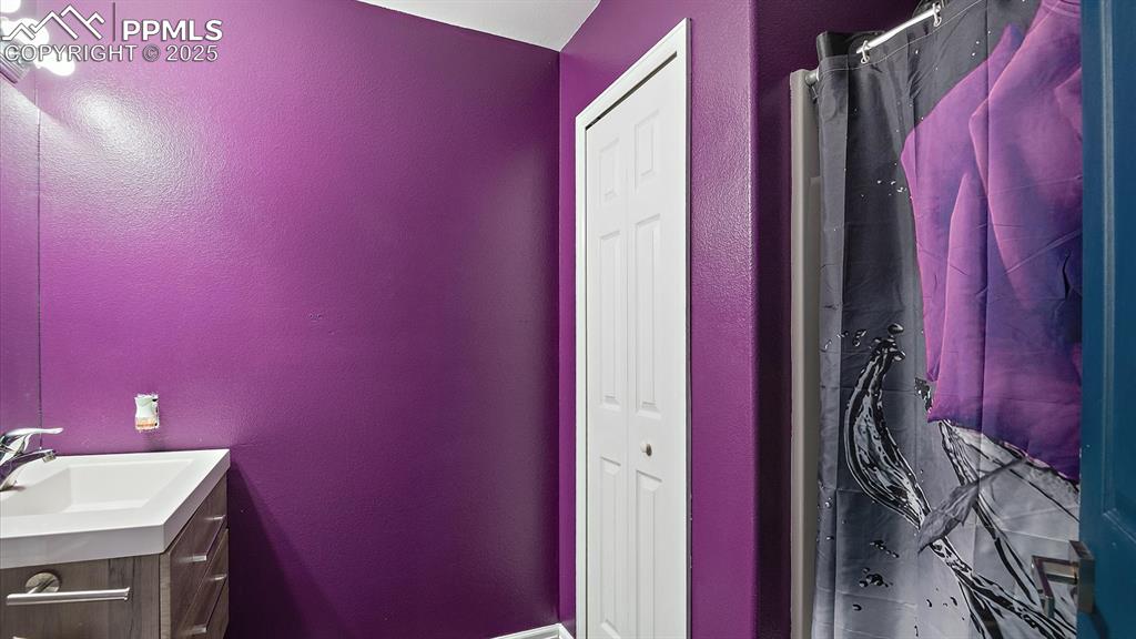 Image 15 of 32: Bathroom