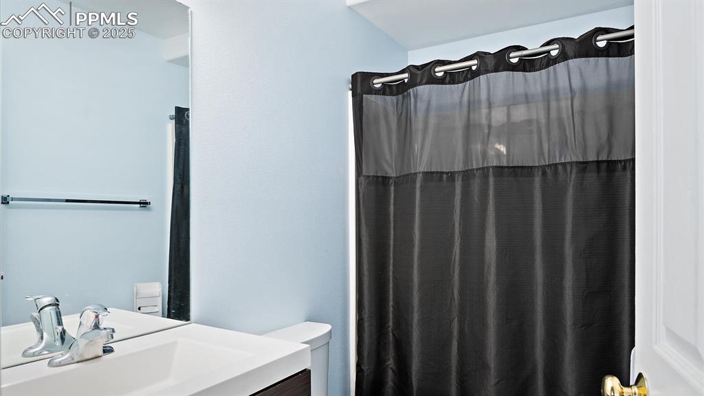 Image 19 of 32: Bathroom