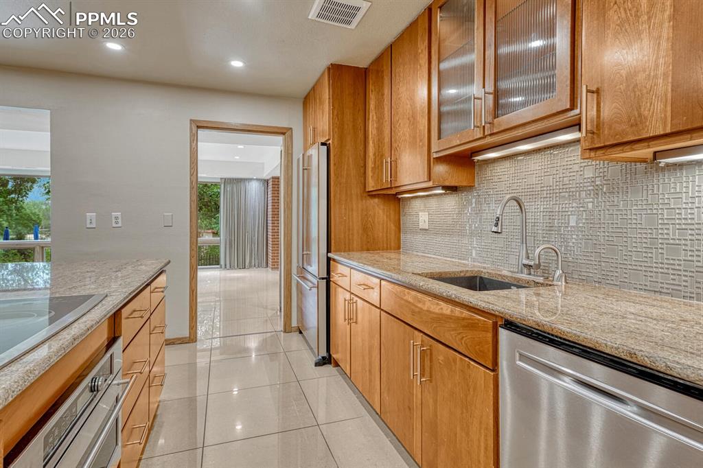 Image 12 of 50: Kitchen