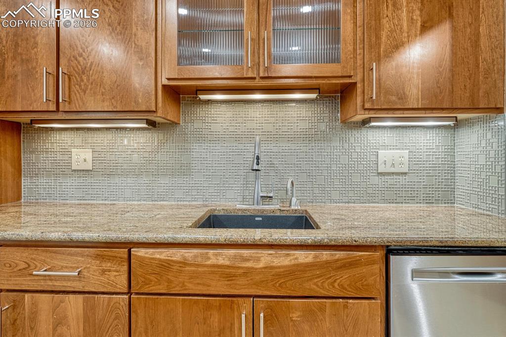 Image 13 of 50: Kitchen