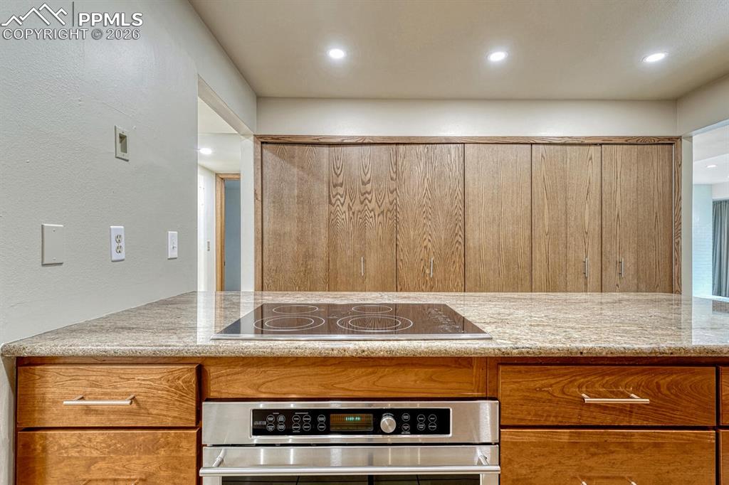 Image 14 of 50: Kitchen