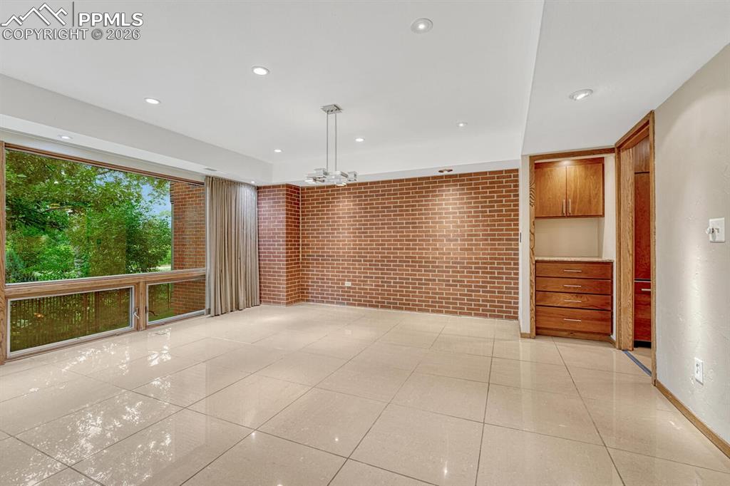 Image 17 of 50: Living Room